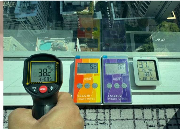 เครื่องวัดที่ห้อง 2720 ติดฟิล์ม Nanolink: อุณหภูมิผิวกระจก 38.2 องศา, อินฟราเรด 6.2 วัตต์ต่อตารางเมตร, UV 0